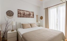Classic And Modern Apartment In Athens